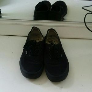 Authentic Black/Black Vans